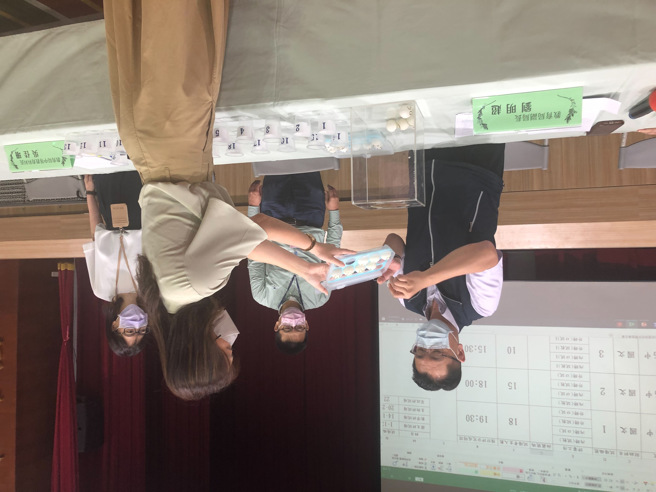 新北巿高中教甄复试考场抽籤(照片/新北市教育局提供)