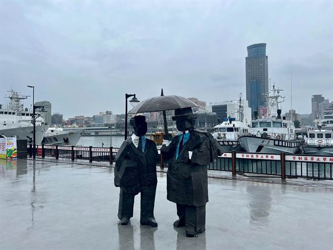 朱銘美術館在國門廣場策展12件《人間系列－紳士》雕塑，引發迴響。（陳彩玲攝）