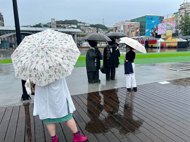 朱銘美術館將12件《人間系列－紳士》雕塑，展示在國門廣場各大角落，吸引許多遊客拍照打卡。（陳彩玲攝）