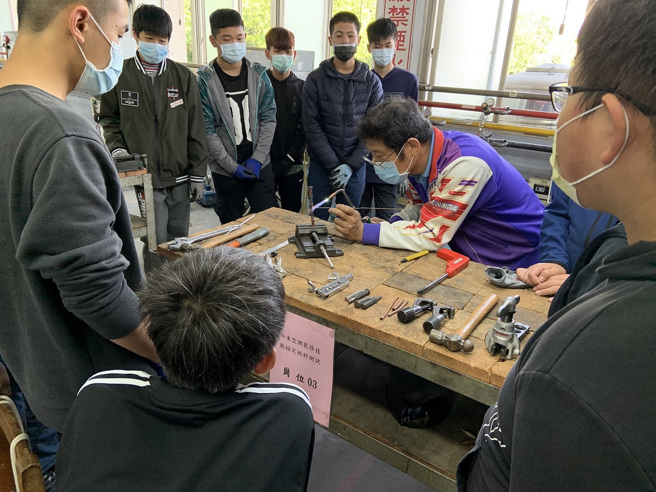沈志秋带领学生进行冷冻空调装修技能检定术科测试。(照片/师资培育及艺术教育司提供)