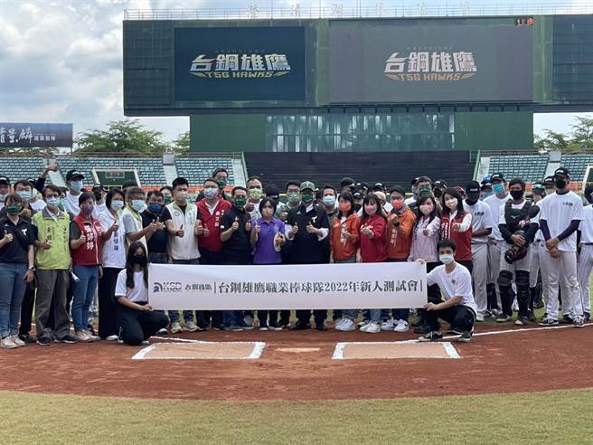 台钢雄鹰正式加盟中华职棒，成为中职第六队，台钢雄鹰13日在高雄澄清湖棒球场举办新人测试会，共吸引720人报名，最终有457名职棒好手通过第一阶段审核，高雄市长陈其迈也特地到场开球。（洪浩轩摄）