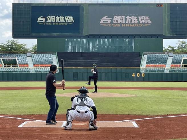 台钢雄鹰正式加盟中华职棒，成为中职第六队，台钢雄鹰13日在高雄澄清湖棒球场举办新人测试会，共吸引720人报名，最终有457名职棒好手通过第一阶段审核，高雄市长陈其迈也特地到场开球。（洪浩轩摄）