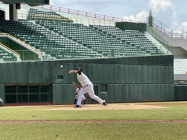 台钢雄鹰正式加盟中华职棒，成为中职第六队，台钢雄鹰13日在高雄澄清湖棒球场举办新人测试会，共吸引720人报名，最终有457名职棒好手通过第一阶段审核。（洪浩轩摄）