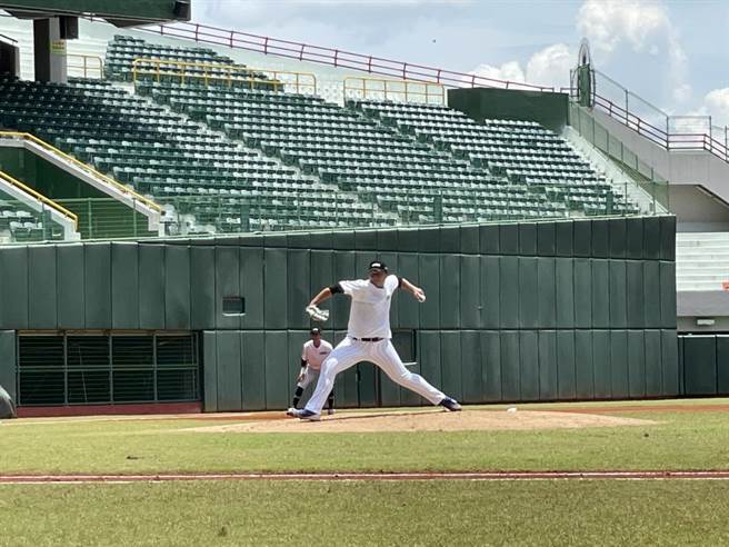 台钢雄鹰正式加盟中华职棒，成为中职第六队，台钢雄鹰13日在高雄澄清湖棒球场举办新人测试会，共吸引720人报名，最终有457名职棒好手通过第一阶段审核。（洪浩轩摄）