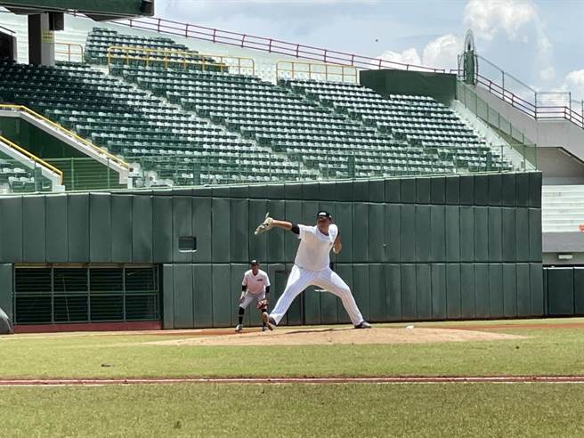 台钢雄鹰正式加盟中华职棒，成为中职第六队，台钢雄鹰13日在高雄澄清湖棒球场举办新人测试会，共吸引720人报名，最终有457名职棒好手通过第一阶段审核。（洪浩轩摄）