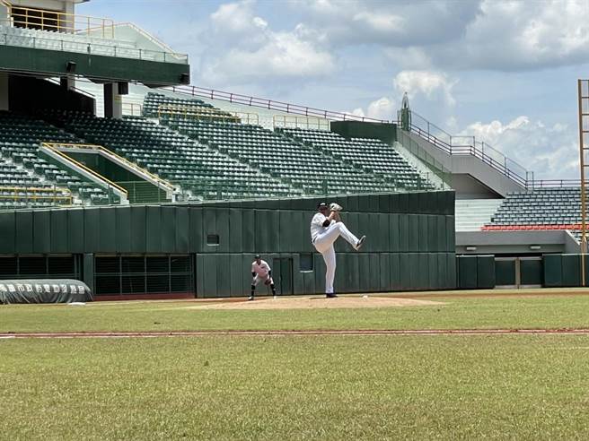 台钢雄鹰正式加盟中华职棒，成为中职第六队，台钢雄鹰13日在高雄澄清湖棒球场举办新人测试会，共吸引720人报名，最终有457名职棒好手通过第一阶段审核。（洪浩轩摄）