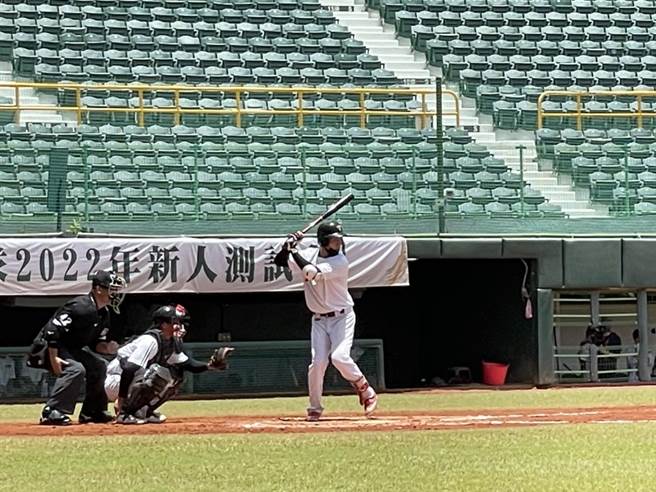 台钢雄鹰正式加盟中华职棒，成为中职第六队，台钢雄鹰13日在高雄澄清湖棒球场举办新人测试会，共吸引720人报名，最终有457名职棒好手通过第一阶段审核。（洪浩轩摄）