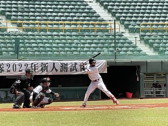 台钢雄鹰正式加盟中华职棒，成为中职第六队，台钢雄鹰13日在高雄澄清湖棒球场举办新人测试会，共吸引720人报名，最终有457名职棒好手通过第一阶段审核。（洪浩轩摄）