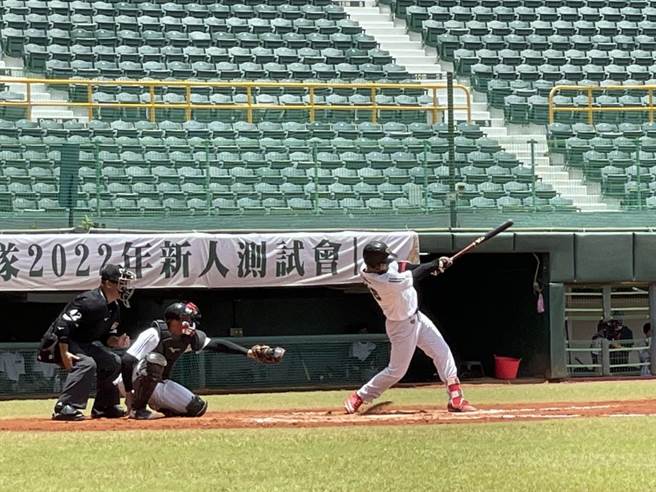 台钢雄鹰正式加盟中华职棒，成为中职第六队，台钢雄鹰13日在高雄澄清湖棒球场举办新人测试会，共吸引720人报名，最终有457名职棒好手通过第一阶段审核。（洪浩轩摄）
