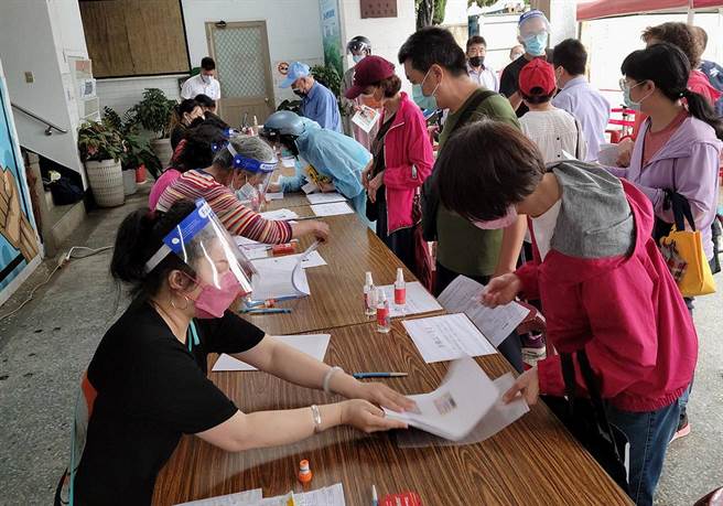 立委陈玉珍奔走争取大陆台商支持，努力筹措10万剂快筛剂，今（13）日早上9时起在金门、台北两地同步发送。（李金生摄）