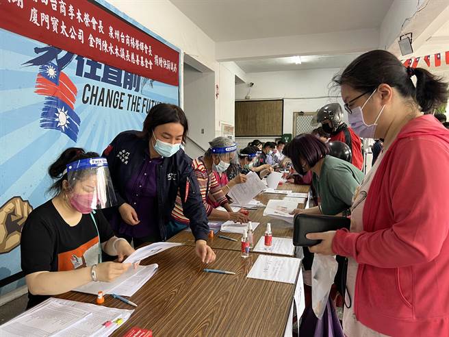 陈玉珍本人一早在金门县党部前协助乡亲领取，也再次感谢莆田台商李木荣会长，泉州台商杨荣辉会长，厦门宝太公司以及金门陈水木议长慈善基金会等共同捐赠的爱心。（立委陈玉珍办公室提供）