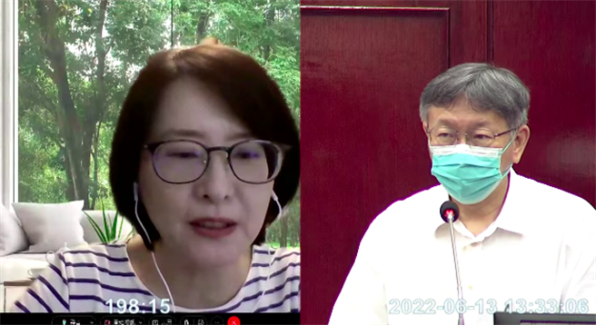 台北市长柯文哲（右）13日赴议会进行市政总质询。（摘自台北市议会网站）