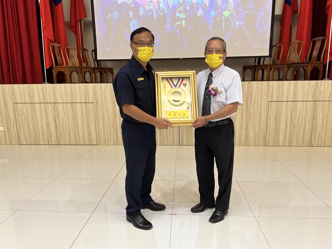 新北市警察局长黄宗仁出席观礼，慰勉新店警友办事处及各警友站长的付出。（警方提供／李奇叡新北传真）