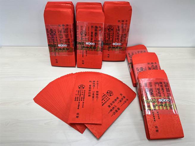 高增基赠予新店分局警员同仁警察节礼券，以表慰劳。（警方提供／李奇叡新北传真）