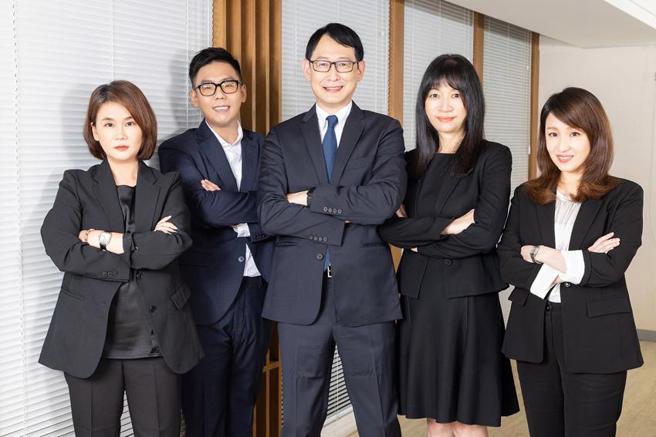 日本博报堂东京总部派任郑俨骥（中）接先势集团董事长暨执行长，并任命三位女性董事总经理。（图／先势）