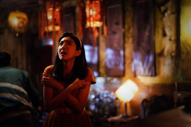 《民雄鬼屋》杨谨华在逼真的古宅场景中，内心确实感到不安。（马棋朵数位影像提供）