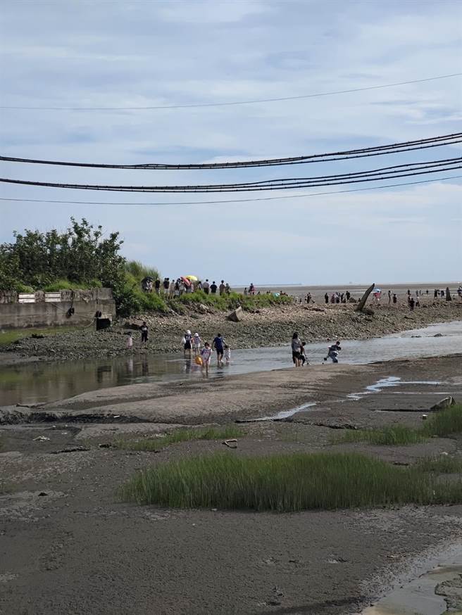 大安沙雕音乐祭登场，少数民眾因贪图方便，直接从北汕溪涉水往来南北两园。（民眾提供）