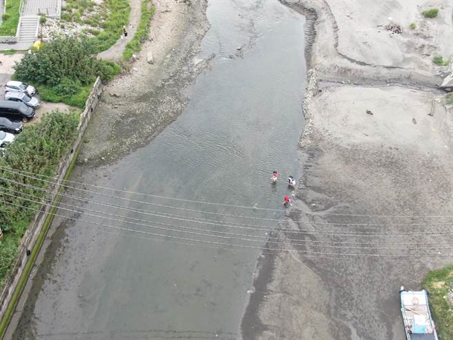 大安沙雕音乐祭登场，少数民眾因贪图方便，直接从北汕溪涉水往来南北两园。（民眾提供）