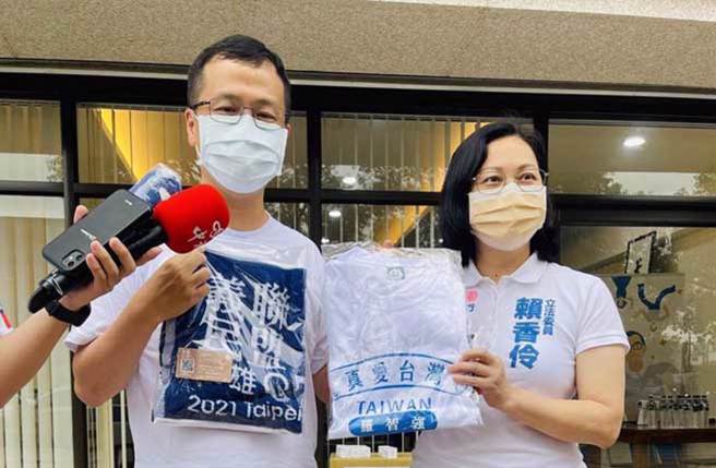 民眾党立委赖香伶12日下午前往国民党前台北市议员罗智强开设的「桃园疫情关怀中心」拜会并赠送消毒喷雾剂等防疫物资。（赖香伶国会办公室提供）
