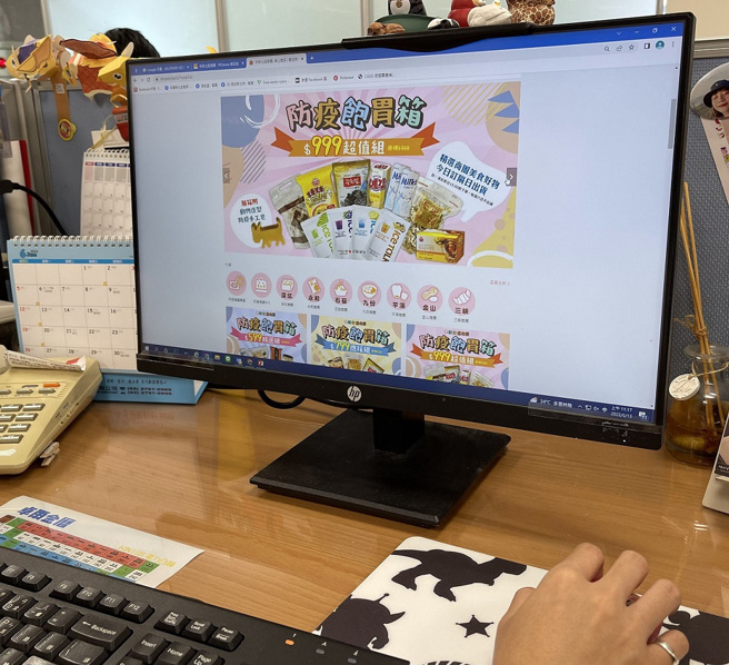 经发局推出「来新北逛商圈」网路商城，匯集七大特色商圈，将特色商品上架于知名的「PChome商店街」及「虾皮购物」电商平台。新北市政府提供