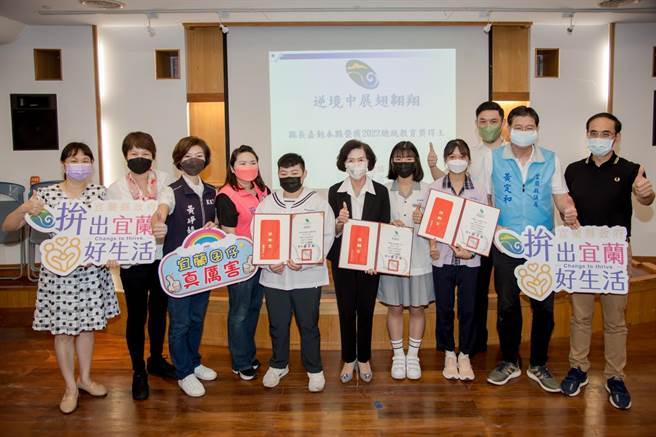 宜蘭縣榮獲「2022年總統教育獎」的3位得主，分別為大同鄉泰雅女孩莊千旻（中）、陳潔安（右）及新住民之子鄭伶巧（左），今（13日）上午9時30分於縣府獲縣長林姿妙表揚，盼更多學童以她們為學習的榜樣，勇敢朝自己的夢想前進。（宜蘭縣政府教育處提供／吳佩蓉宜蘭傳真）
