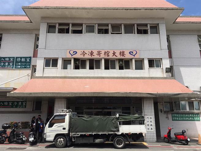 今日中午檢調單位前往高雄市殯儀館相驗室進行複驗。（崔正綱攝）