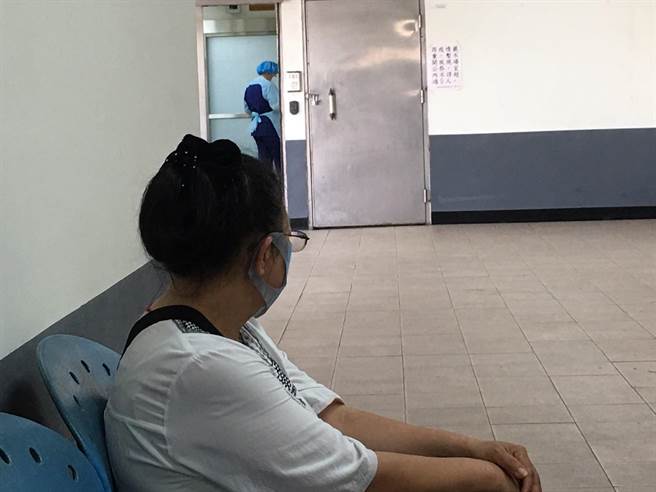 兇手吳女的妹妹表示，絕不原諒姐姐殺害父親。（崔正綱攝）