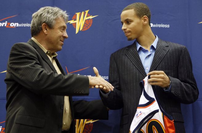 勇士总管莱利(左)在2009年选秀会挑中柯瑞。（美联社资料照）