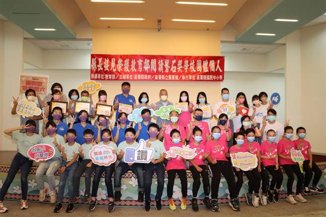 苗栗县长徐耀昌13日接见表扬获奖团队与教师。（苗栗县府提供／李京升苗栗传真）