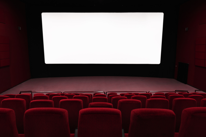 一名妈妈12日带着妥瑞氏症的儿子看电影，儿子因病状而持续发出声音，遭到同场观眾围剿，最终妈妈对观影民眾曝光儿子病况，吐出一句「社会就是这么残酷」就离席。（示意图／Shutterstock）