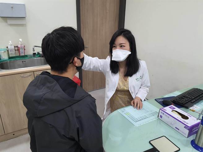 27岁陈先生脸上反覆长了严重囊肿型青春痘，经就医诊察后配合口服A酸、抗生素及局部痘痘针注射治疗，困扰已久的门面，终于逐渐控制改善。（仁爱医院提供／冯惠宜台中传真）