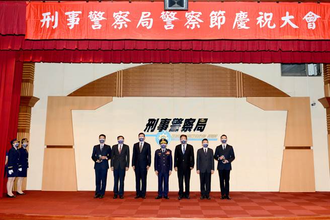 内政部警政署刑事警察局6月13日办理警察节庆祝大会，表扬全国刑事鑑识楷模人员。（刑事警察局提供）