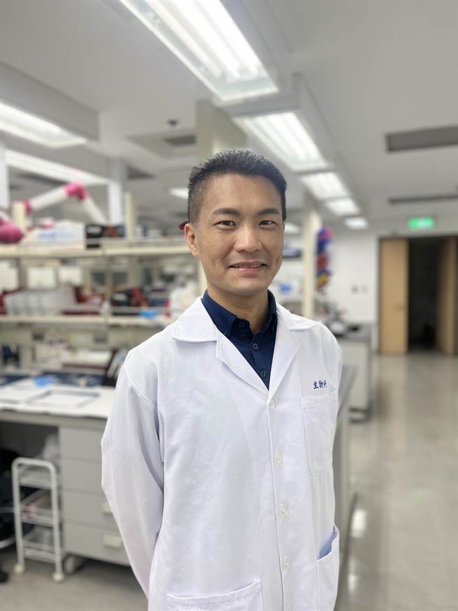 刑事警察局生物科技士邓瑞林曾参与多起生物迹证DNA鑑定。（刑事警察局提供）