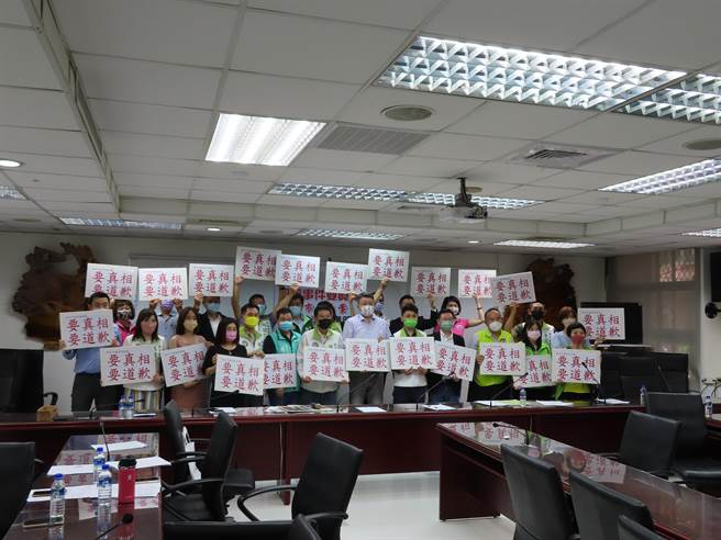 恩恩事件演变成蓝绿对决 新北议会蓝绿甲级动员过招。（叶德正摄）