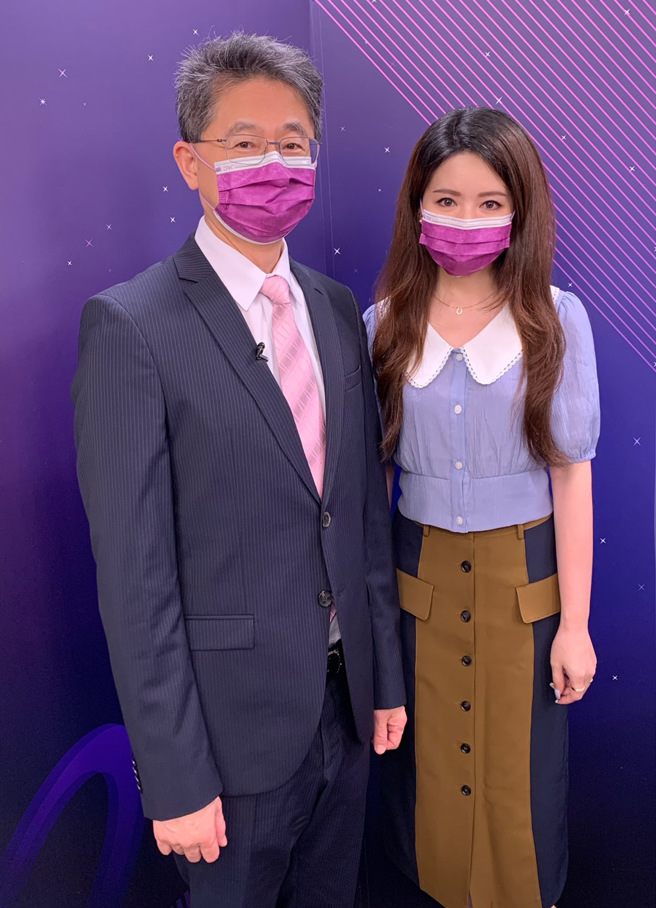 台湾运彩总经理林博泰(左)上时来运转节目，与主持人尉迟佩玉(右)谈运彩眉角。(林胜发摄)