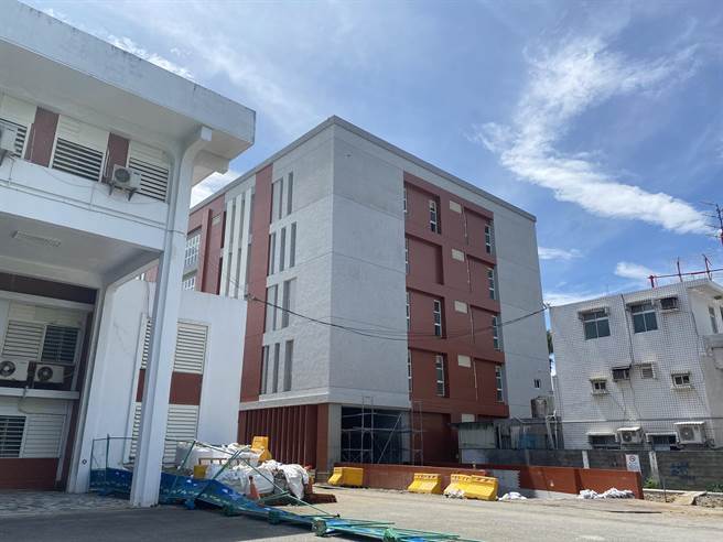 花莲县警局斥资6亿3千多万元在厅舍旁兴建警勤科技大楼，但工区8捆总重达400公斤、市价逾5万元的电缆遭窃，令警方傻眼。（罗亦晽摄）