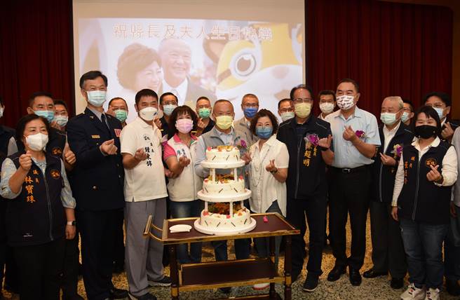 民代官警为县长暖寿。（苗栗县政府提供／李京升苗栗传真）