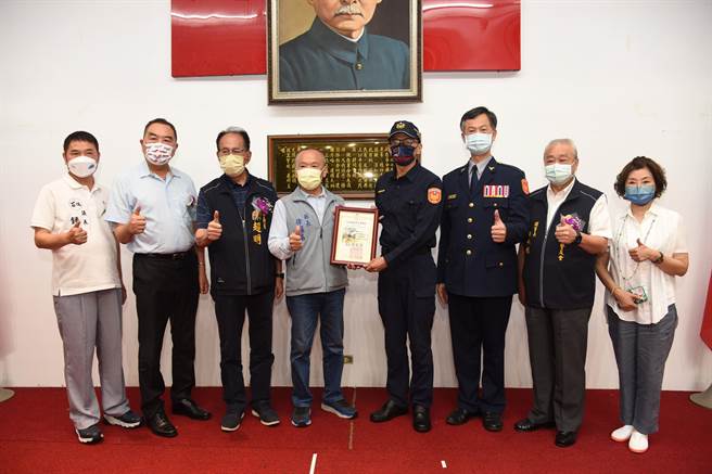 县长徐耀昌等人表扬模范警察罗国均。（苗栗县政府提供／李京升苗栗传真）