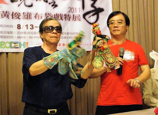 前霹雳多媒体副董黄文择（右）昨（12日）因病突然辞世，图为他为父亲黄俊雄（左）持麦克风，布袋戏父子檔大师同台画面再也见不到。（资料照片／周丽兰摄）