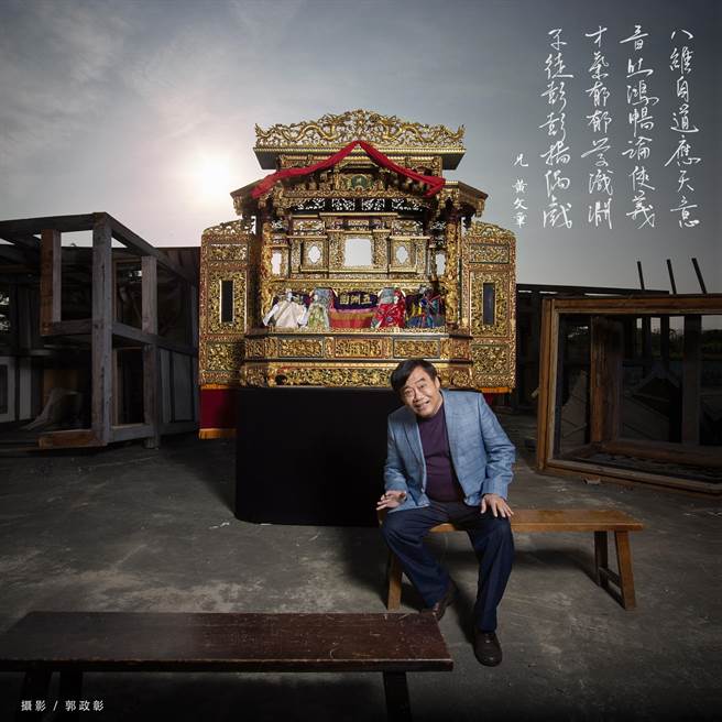 前霹雳多媒体副董黄文择昨辞世，其胞兄黄强华以藏头诗追悼胞弟，「八维自道应天意，音吐鸿畅论侠义；才气郁郁学识渊，子徒彭彭扬偶戏」。（霹雳多媒体提供）