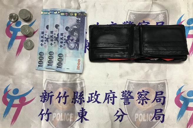 劉翁被搶的皮夾和3千多元現金。（竹東分局提供／羅浚濱新竹傳真）