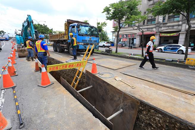 潭子区及大雅区雅潭路2、3段(昌平路4段至崇德路5段)路平及人行道改善工程」启动。（陈淑娥摄）