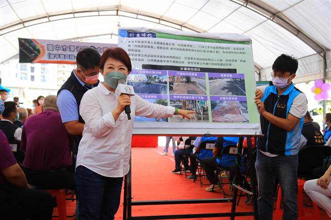 市长卢秀燕主持潭子区及大雅区雅潭路2、3段路平及人行道改善工程启动仪式。（陈淑娥摄）