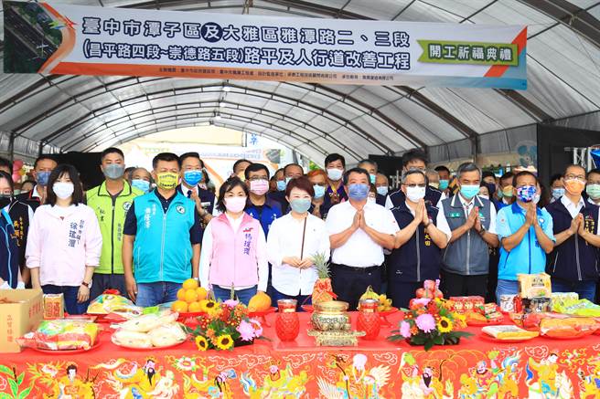 潭子区及大雅区雅潭路2、3段路平及人行道改善工程启动，台中市长卢秀燕祈求工程顺利。（陈淑娥摄）