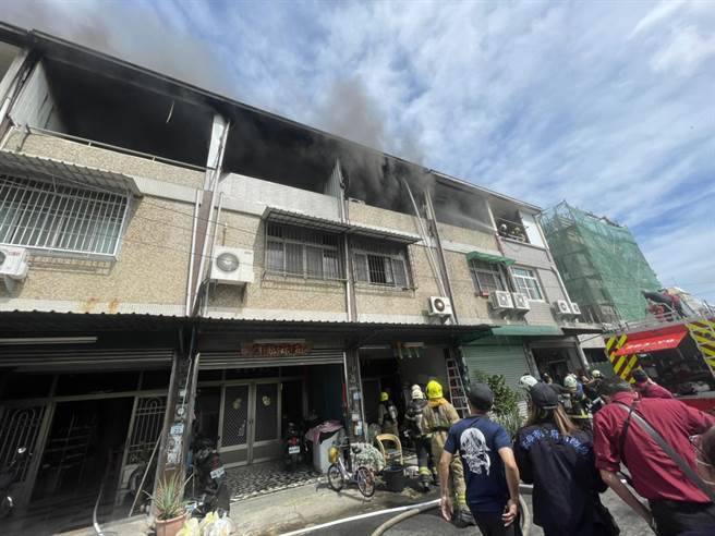 高雄市阿蓮區13日下午發生民宅火警，警消獲報到場搶救。（翻攝照片／林瑞益高雄傳真）