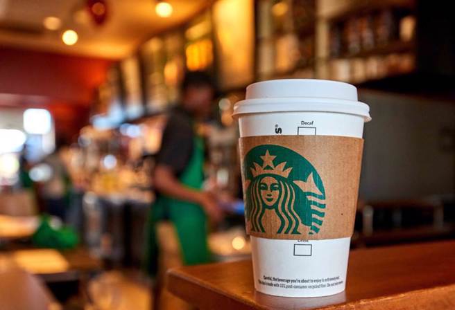 品观点│星巴克全品项买一送一 抚慰上班族Blue的心。（示意图／Shutterstock）