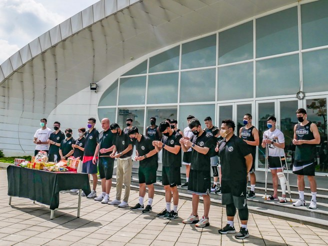 钢铁人全队在凤山体育馆前举香祈福。(钢铁人提供)