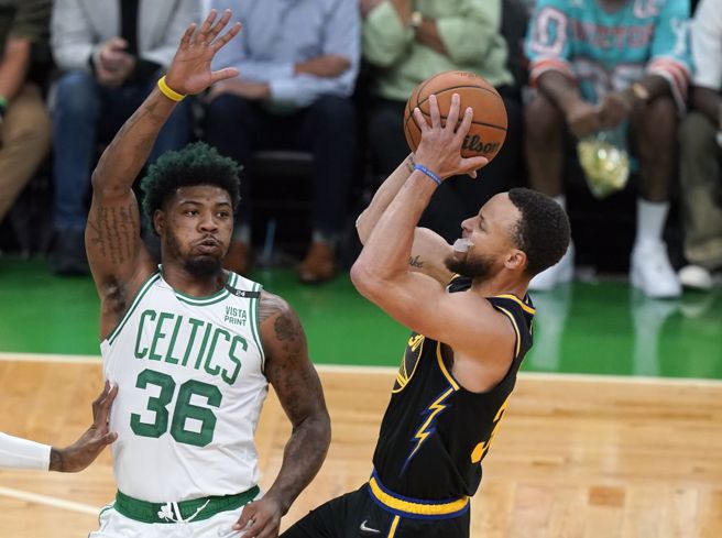 塞爾提克史馬特(左)防守勇士柯瑞投籃。（美聯社）