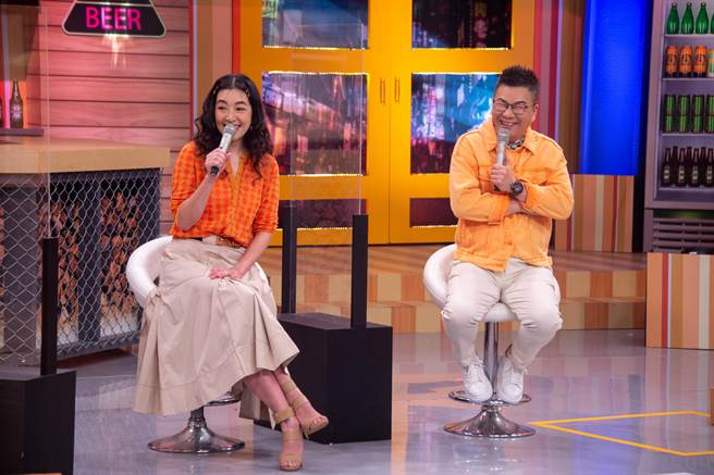 路嘉怡代班《11点热吵店》，与沈玉琳搭挡主持，直呼梦想成真。（TVBS提供）