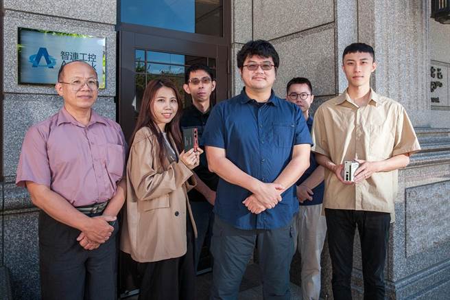 工研院成立新创公司「智连工控」，智连工控总经理黄俊盛（右二）指推出工业物联网技术关键模组，将能协助产业提升竞争力。（工研院提供／罗浚滨新竹传真）